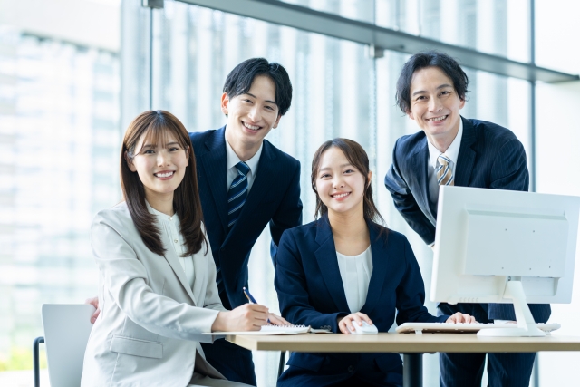笑顔でチームで仕事をするOLとビジネスマン