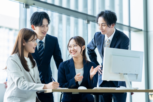 チームで仕事をするOLとビジネスマン