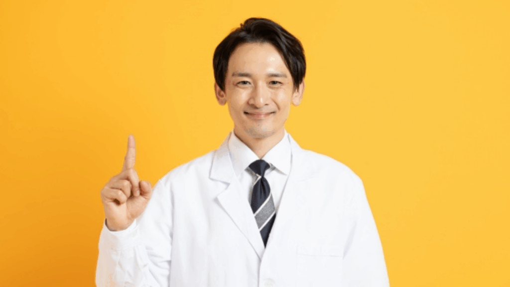 笑顔で人差し指を立てる男性
