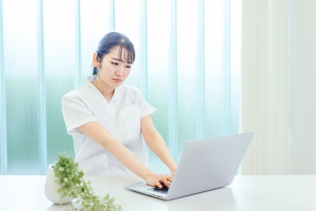 不満そうな女性