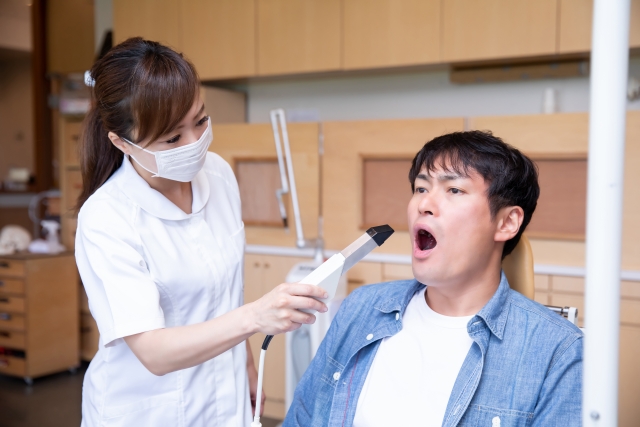 女性　歯科衛生士