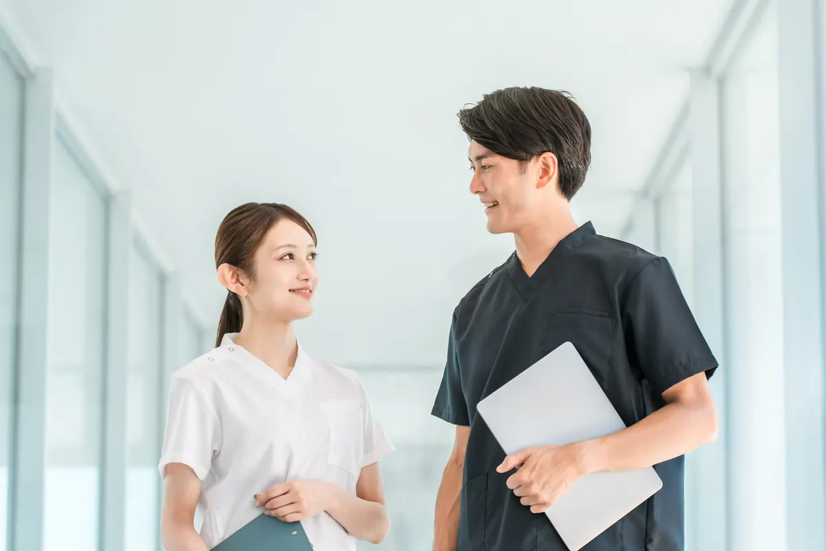 歯科医院のスタッフ同士が話している様子