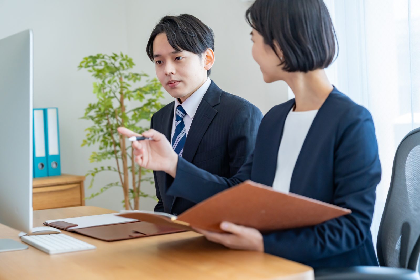 評価面談で資料を確認する上司と部下