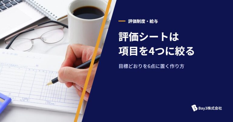 手書きで書類に記入する男性の手元とノートパソコン・電卓
