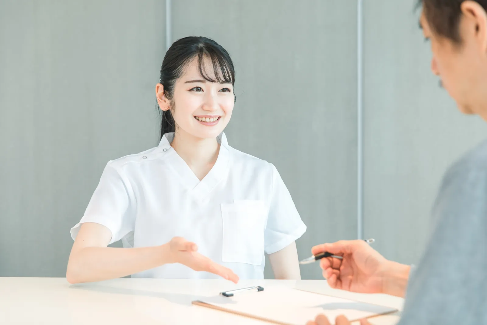 向かい合って相談を聞く様子