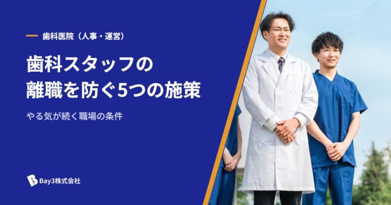 屋外に並ぶ白衣とスクラブ姿の医療スタッフ